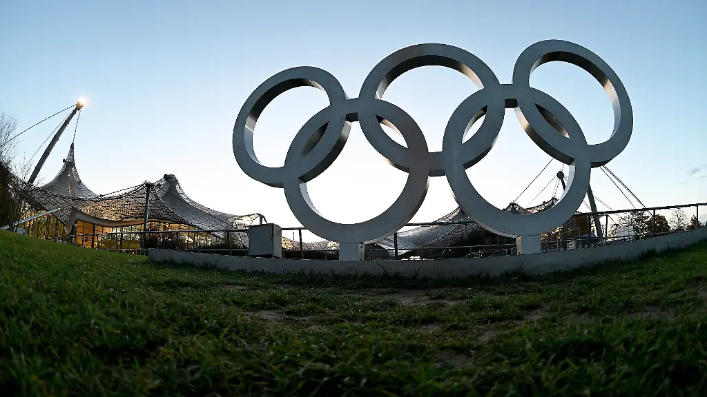 Skulptur-mit-den-olympischen-Ringen-am-21-10-2025-in-Muenchen-UBz-Die-2022-errichtete-Skulptur-auf-dem-Dach-der-kleinen-Olympiahalle-im-Olympiapark-Muenchen-in-Abendstimmung-Allgemeines-Bild-Allgemeines-Foto-Symbolbild-Symbolfoto