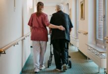 Pflege-Krise: „Wenn es dann nicht reicht, wird geguckt, wer zahlen kann, etwa die Angehörigen“
