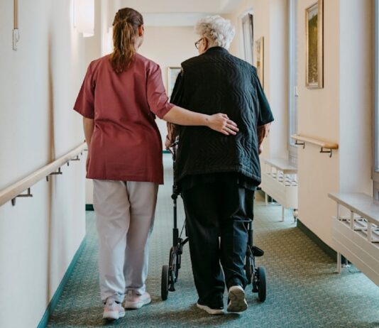 Pflege-Krise: „Wenn es dann nicht reicht, wird geguckt, wer zahlen kann, etwa die Angehörigen“