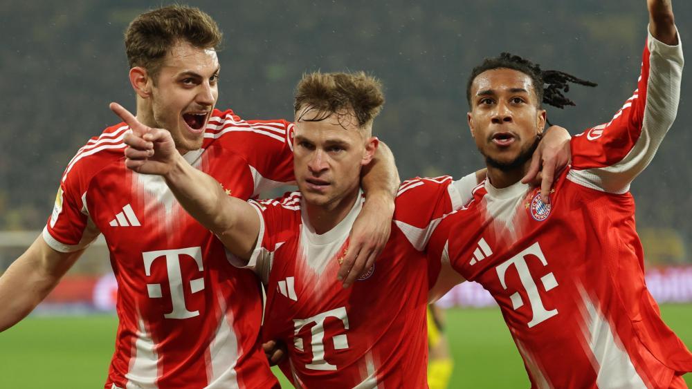 Joshua Kimmich (in der Mitte) schoss den FC Bayern spät zum Sieg in Dortmund. © ANSA / FRIEDEMANN VOGEL