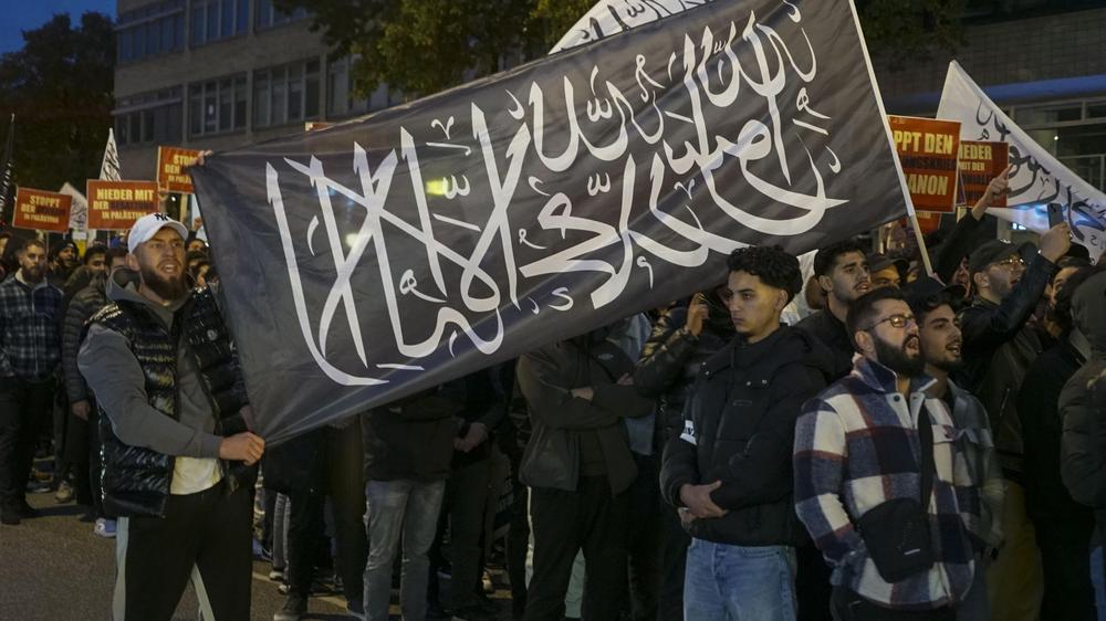 BKA-Studie zum Islamismus: Demonstration von Islamisten in Hamburg im Oktober 2024. 45,1 Prozent der Muslime unter 40 Jahren in Deutschland sind laut einer Studie des Bundeskriminalamtes 