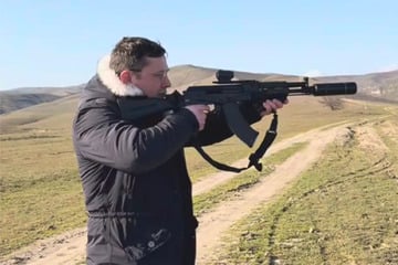 AfD-Mitglied mit Kalaschnikow in Tschetschenien: Jetzt droht ihm Parteiausschluss