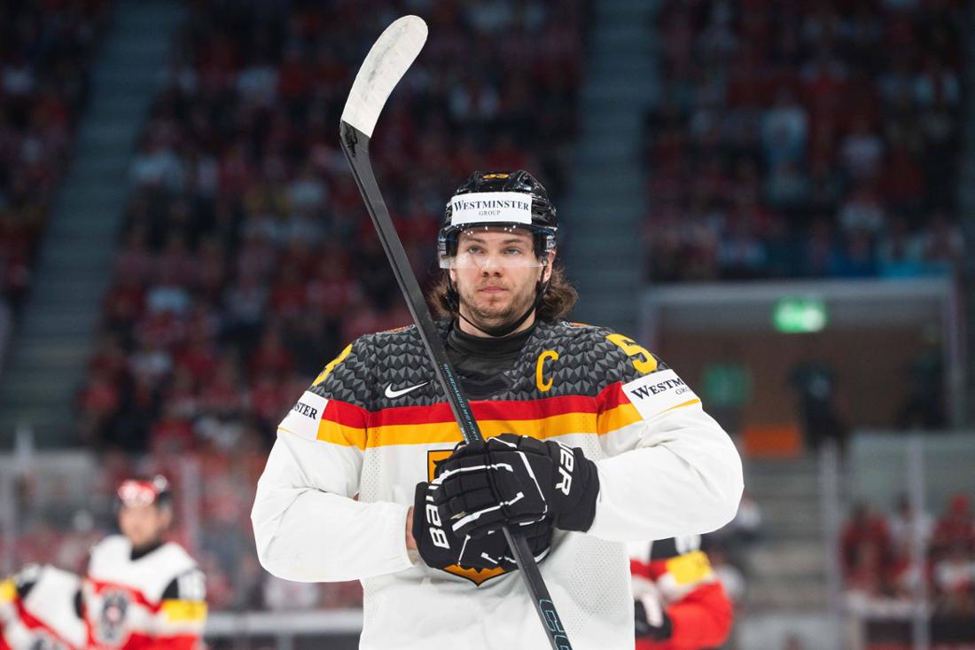 Moritz Seider führt das deutsche Team als Kapitän aufs Eis.