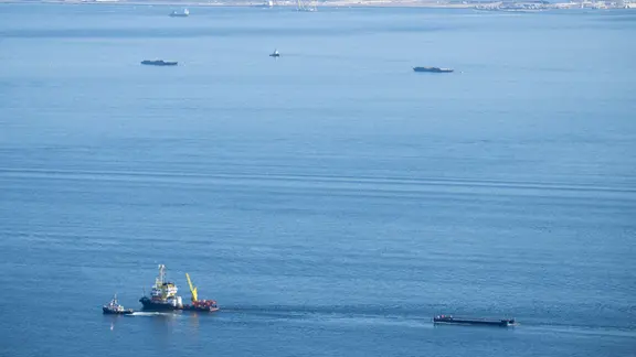 Der Wal wird am Mittwochmorgen von zwei Schleppern in einem gefluteten Lastschiff vor der dänischen Küste transportiert