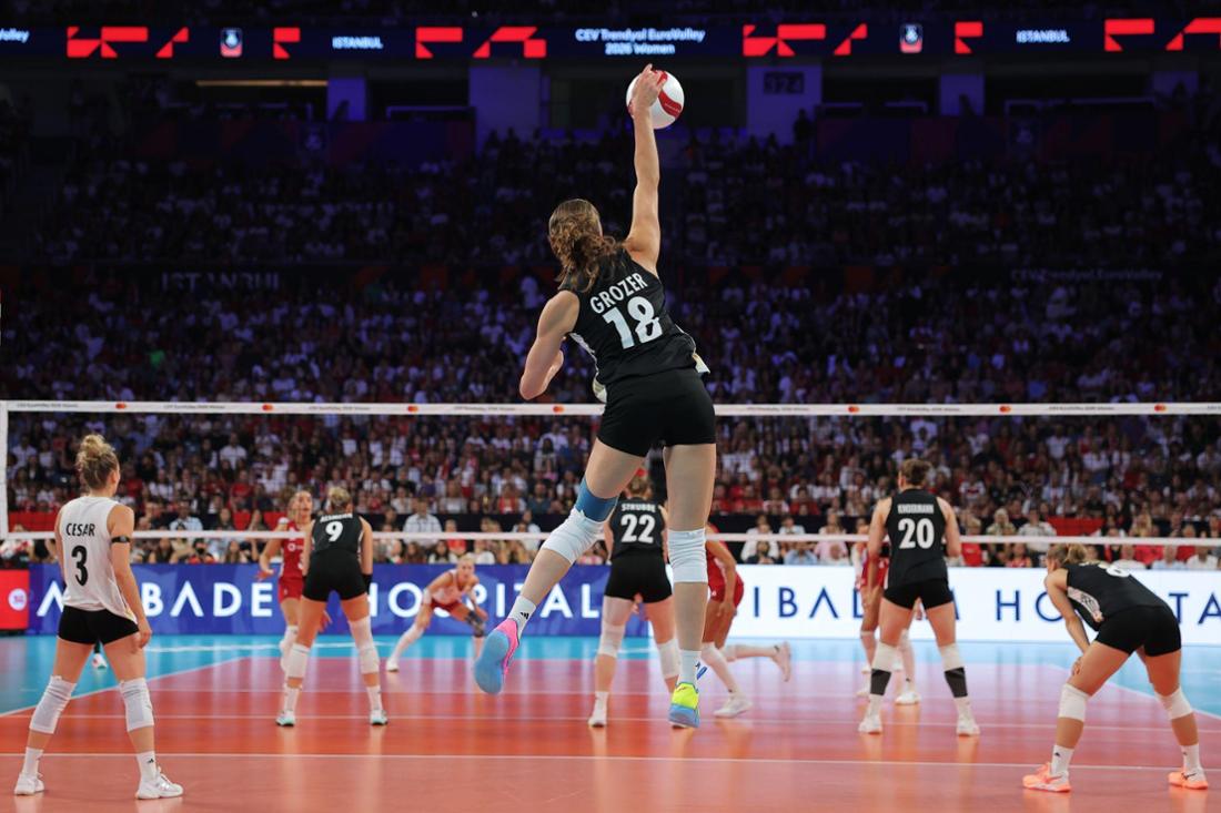 Deutschlands Volleyball-Nationalspielerin Leana Grozer lässt es beim Aufschlag krachen.