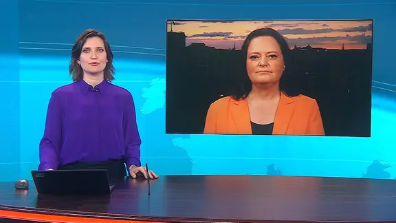 Theresa Brenner und Kristin Schwietzer während einer Liveschaltung | MITTELDEUTSCHER RUNDFUNK Theresa Brenner und Kristin Schwietzer während einer Liveschaltung