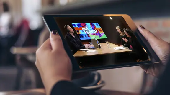 Ein Tablet, auf dem der YouTube-Stream von Ein Tablet, auf dem der YouTube-Stream von