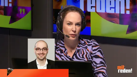 Nina Zimmermann moderiert die Sendung Mitreden!. Sie spricht mit einem Gast, der zugeschaltet ist. | Screenshot Nina Zimmermann moderiert die Sendung Mitreden!. Sie spricht mit einem Gast, der zugeschaltet ist.